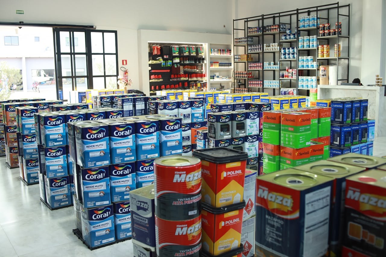 Salão principal da loja KMAC Tintas